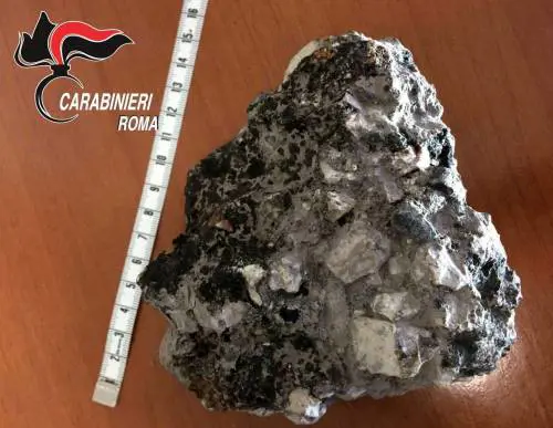 Roma, gambiano aggredisce padre e figlio con una bottiglia e un sasso