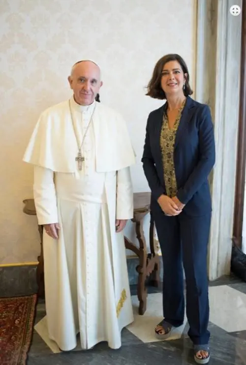 In ciabatte da Papa Francesco Lo "scivolone" della Boldrini