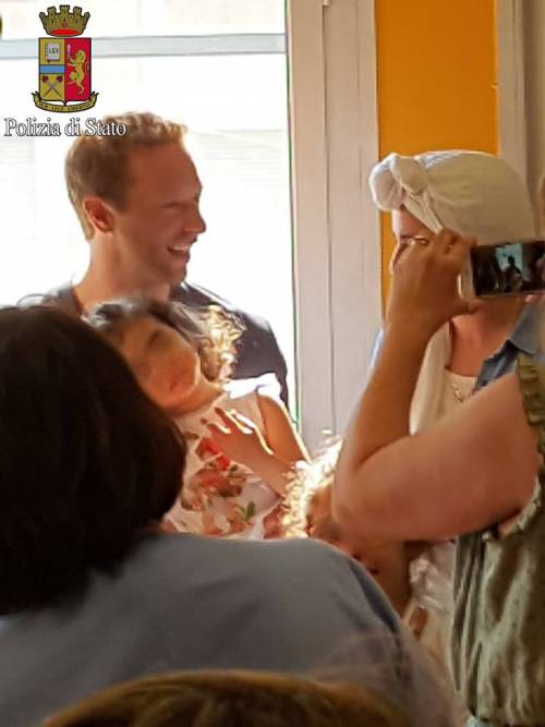 Il cantante dei Coldplay canta per i piccoli pazienti a Milano