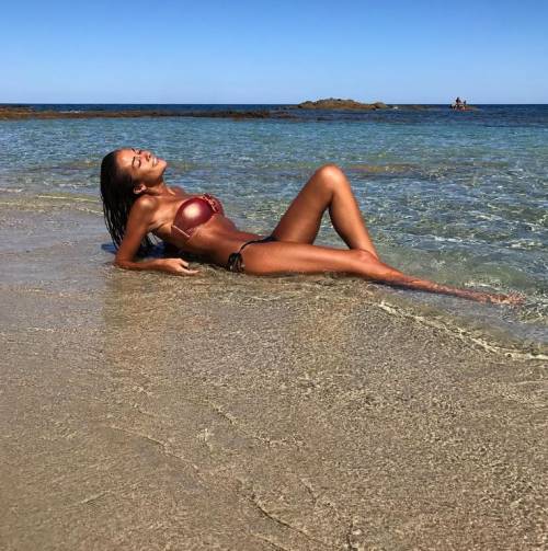 Giorgia Palmas, bikini sexy in Sardegna