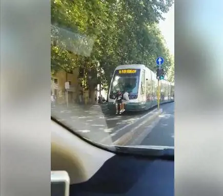 Degrado a Roma, in due viaggiano appesi al paraurti del tram