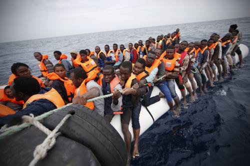 Migranti, italiani esausti  Il 70% invoca porti chiusi