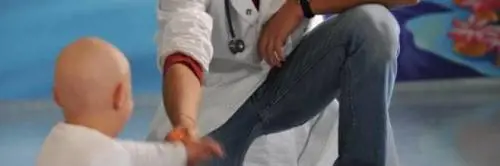Simon, malato di leucemia, avvera il suo sogno: volare con l'esercito italiano