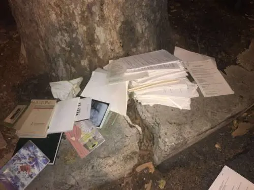 Roma, tesi di laurea buttate nei cassonetti
