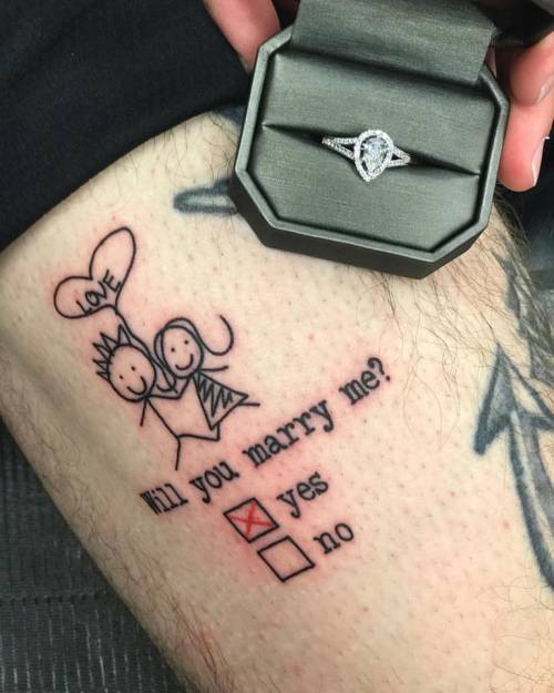 Tatuaggio con la proposta di matrimonio: "Mi vuoi sposare?"