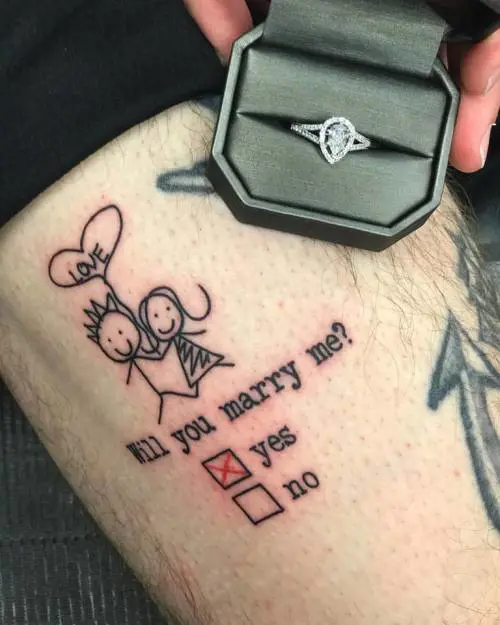 Tatuaggio con la proposta di matrimonio: "Mi vuoi sposare?"