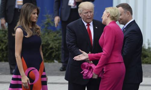 Trump "snobbato" dalla first lady polacca: la stretta di mano ignorata è virale
