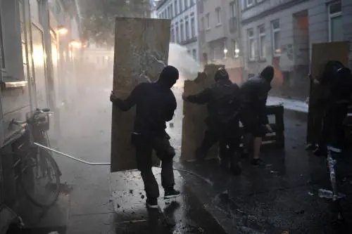 Amburgo ostaggio dei violenti: razzo contro elicottero polizia