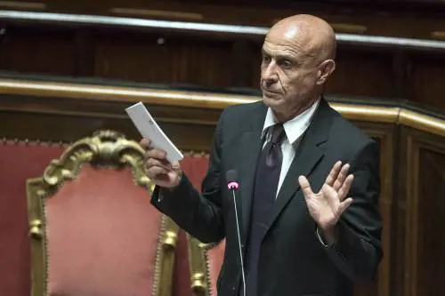 Il piano di Minniti: "Le navi cariche di migranti anche in Campania e Lazio"