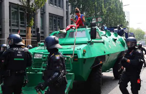 Il volto rosa della violenza black bloc