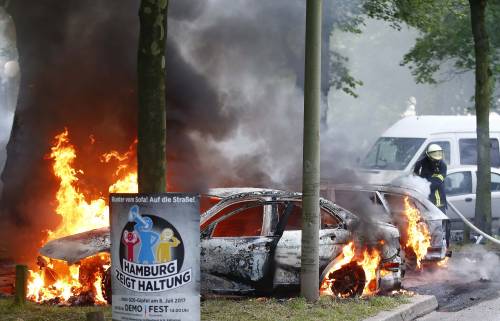 Amburgo a ferro e fuoco. Seimila teppisti nelle strade