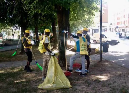 Polemica sugli immigrati a spazzare i giardinetti