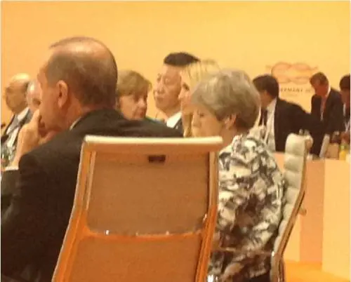 G20, Ivanka Trump prende il posto del padre al tavolo dei leader: è polemica