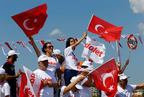 Turchia, centinaia di migliaia alla Marcia della Giustizia contro le purghe di Erdogan