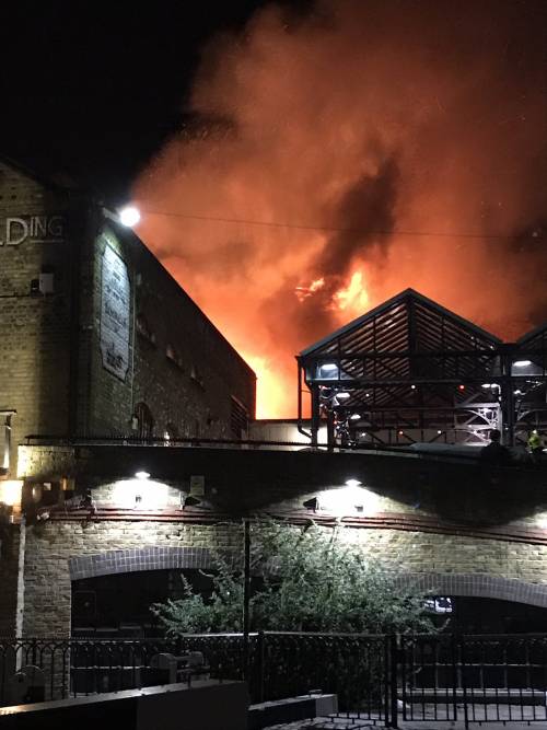 Danni ingenti a Londra, dopo un incendio al mercato di Camden