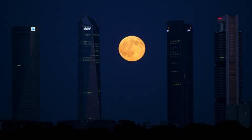 La meravigliosa luna piena di Madrid