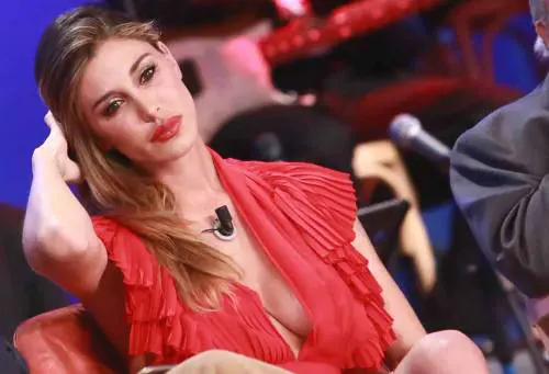 Belen Rodriguez, sexy in bianco e nero