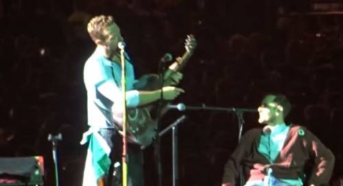 Il fan disabile viene portato sul palco dei Coldplay dal pubblico