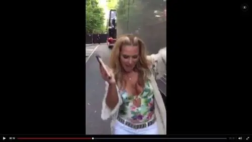  Anastacia canta e balla sulle note di Occidentali's Karma