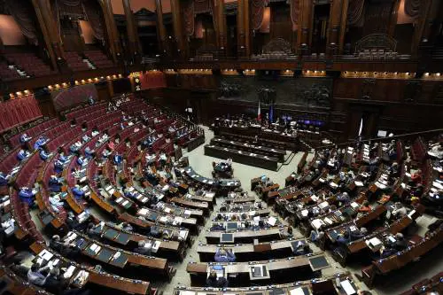 I partiti, sempre più poveri, chiedono soldi ai candidati: 30mila euro per un posto sicuro