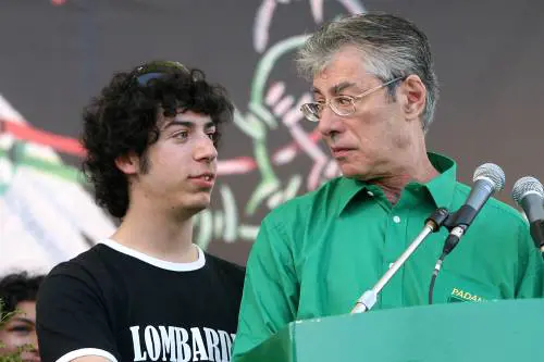 Il Fatto scherza sul malore di Bossi. Il figlio Renzo: "Uno schifo"