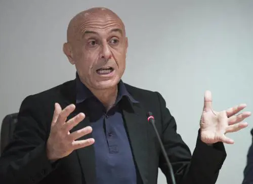 Minniti racconta: "A Palazzo Chigi mi diedero la scrivania di Mussolini"