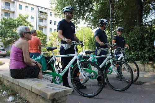 E dopo la sfilata in zona San Siro 86enne aggredita
