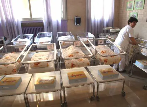 Scoprono di essere state scambiate nella culla: risarcimento da un milione