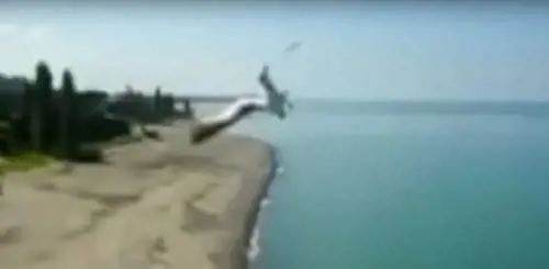 La manovra del gabbiano per evitare il drone è da asso dei cieli