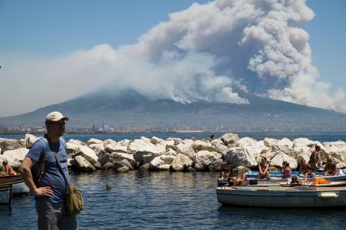 Le fiamme divampano sul Vesuvio