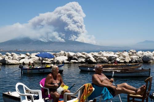 Sul Vesuvio due chilometri di incendi. "Azione umana evidente"