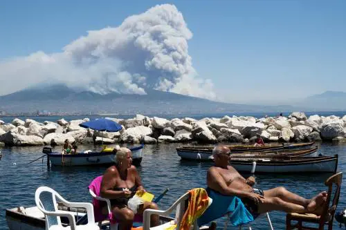 Sul Vesuvio due chilometri di incendi. "Azione umana evidente"
