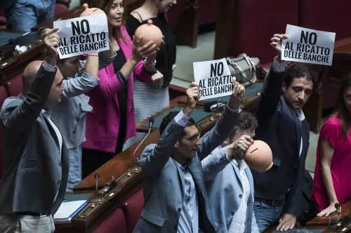 Decreto salva banche venete: ok della Camera alla fiducia, ostruzionismo M5S