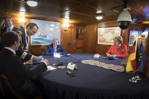 Macron fa mea culpa sull'Italia. Ma chiude ai migranti economici