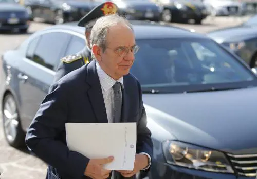Ue, ok a Padoan: "Aggiustamento dei conti pubblici più leggero"