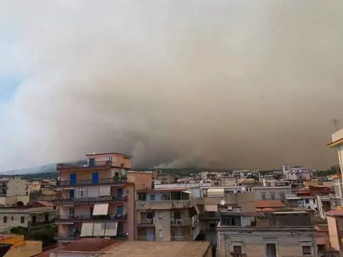 Gli incendi divampano sul Vesuvio