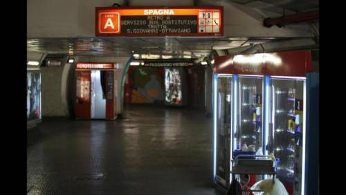 Roma, dramma in metro: donna trascinata dal treno