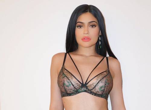 Kylie Jenner hot in reggiseno