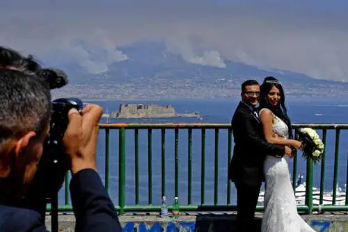 Incendio Vesuvio, le "brutte" foto-ricordo degli sposini