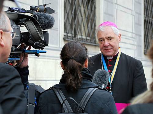 Il cardinale cacciato dal Papa: "Non può trattarci così"