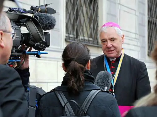 Il cardinale cacciato dal Papa: "Non può trattarci così"