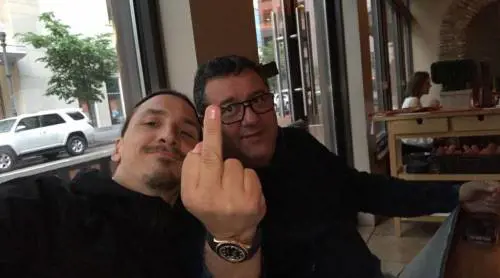 Ibrahimovic, foto con Raiola e dito medio: "Siamo l'uno e il solo"