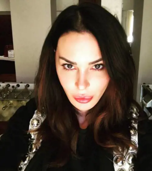 Nina Moric cerca una domestica: "Non deve essere troppo bella"