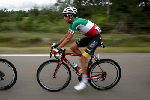 Girano ai galli ma girano anche le sue gambe