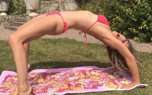 Liz Hurley sexy, esplosiva in bikini