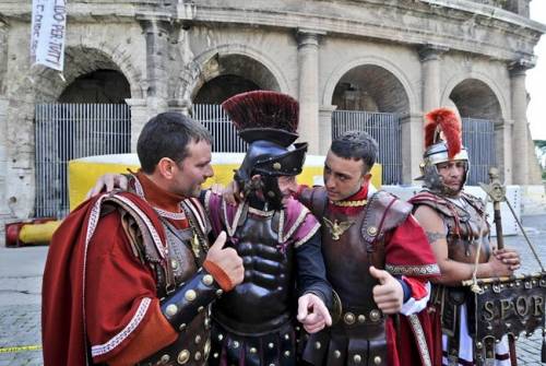 Il far west al Colosseo tra abusivi, immigrati e persone ubriache