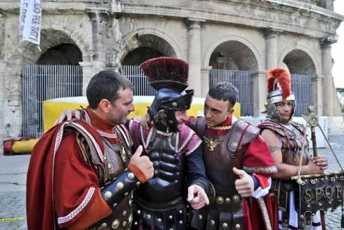 Roma, nuova stretta della Raggi: via i centurioni dal Colosseo