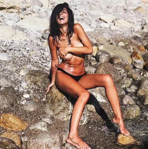 Il primo topless di Giulia De Lellis solleva un mare di polemiche