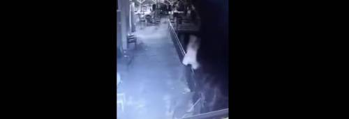 Marito getta la moglie dal balcone ​Ecco il video che lo ha incastrato