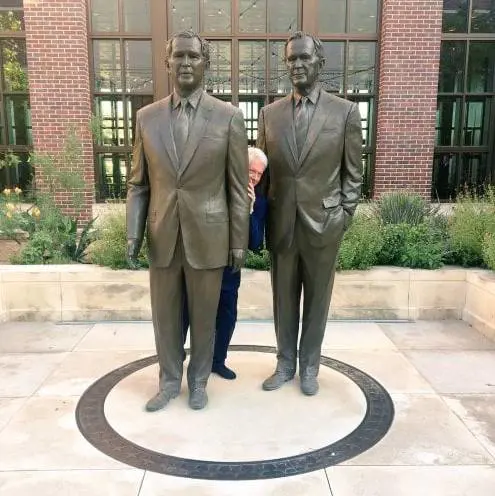 Bill Clinton fa capolino tra i due Bush e la foto "spopola" in rete
